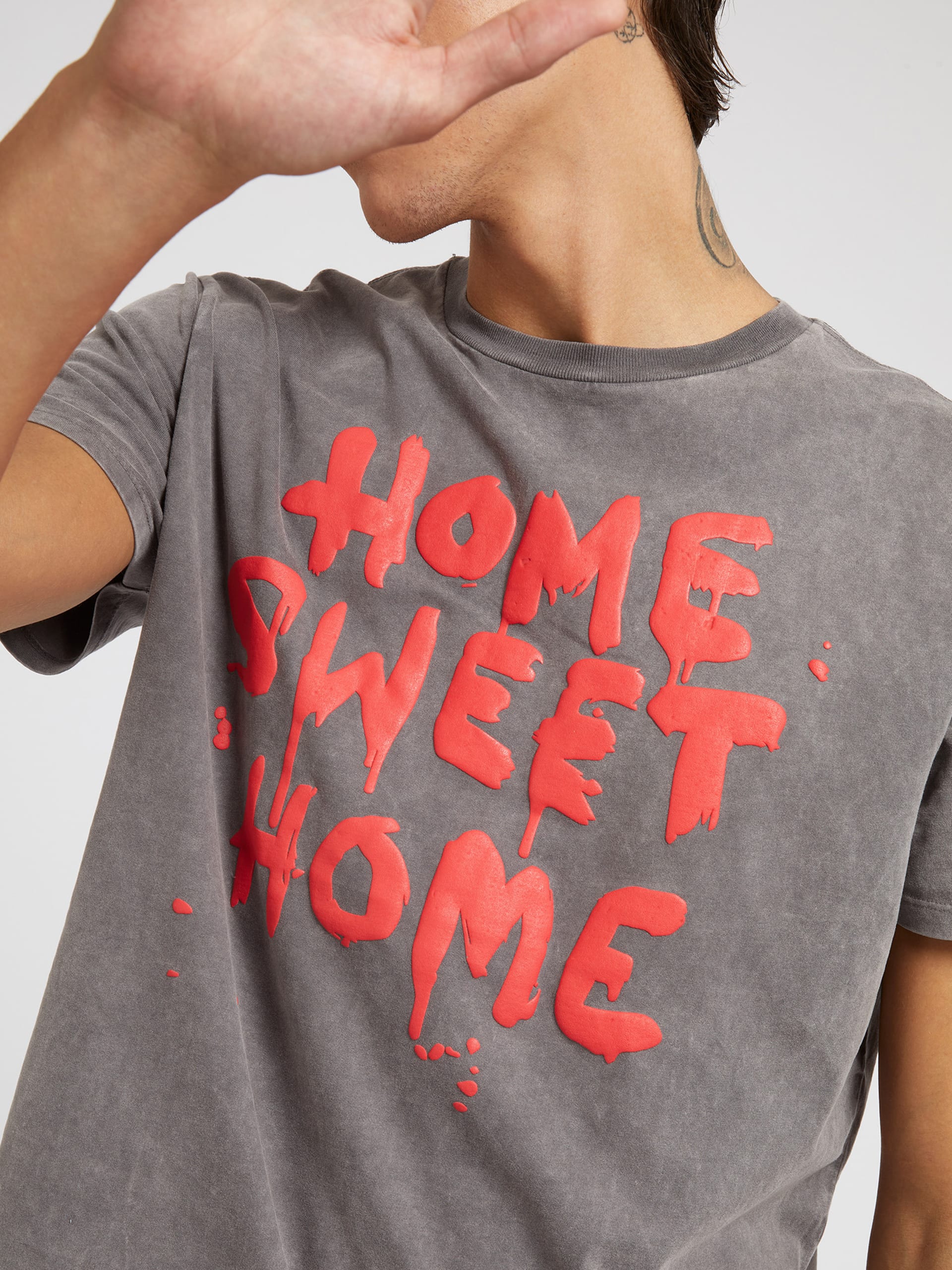 GUESS x BRANDALISED GRAFFITI BY BANKSY SS HOME SWEET HOME TEE